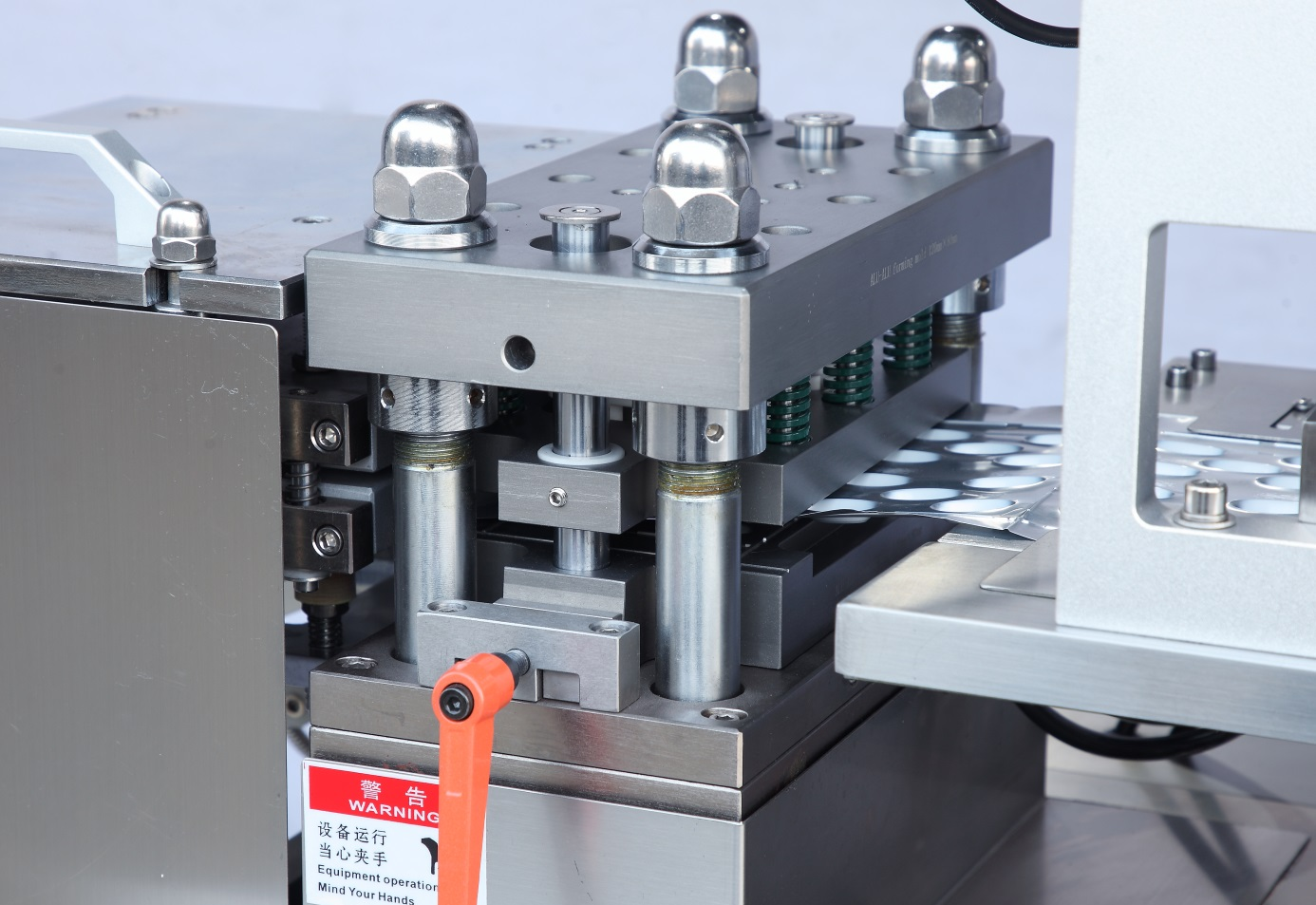 Quick release & install molding station 퀵 릴리스 및 설치 몰딩 스테이션