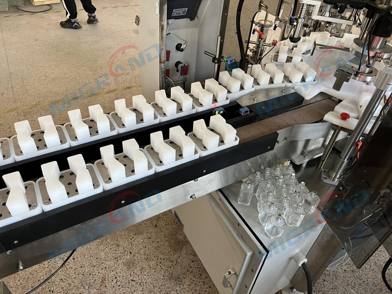 Bottle discharge conveyor belt of perfume fil machine 향수 FIL 기계의 병 방전 컨베이어 벨트