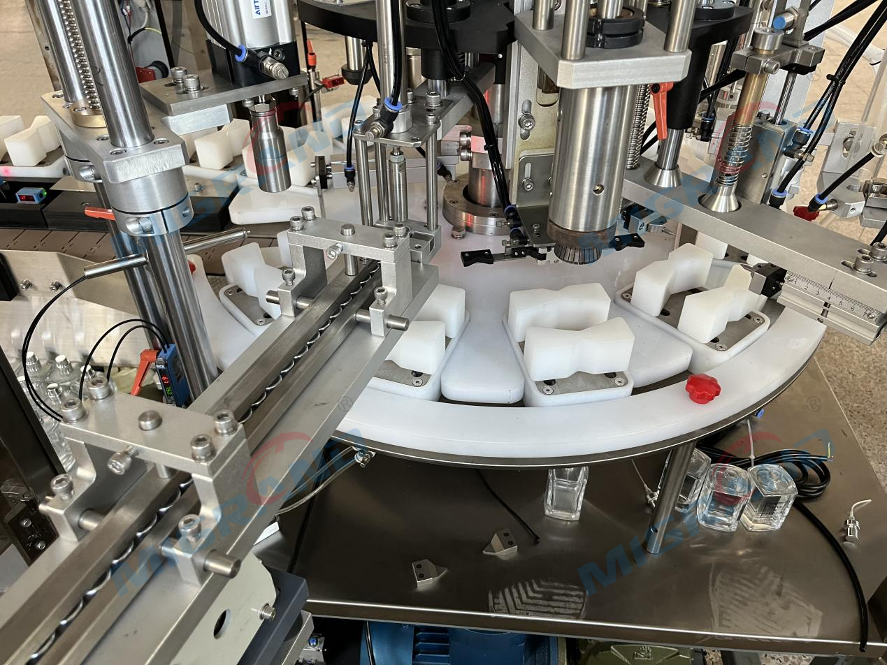 Cover locking station of perfume filling machine 향수 충전 기계의 잠금 스테이션을 덮으십시오